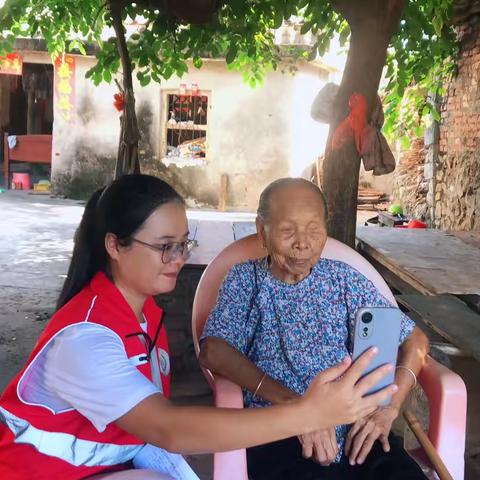 网格员入户帮助高龄老人做人脸识别认证