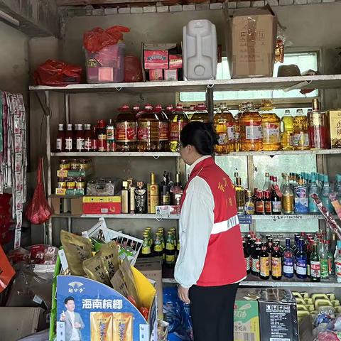 网格员开展消防安全隐患排查工作