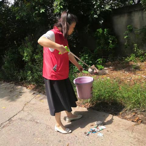 徐湾社区开展了“武汉以我为荣，小行大爱”为主题的周末清洁家园活动