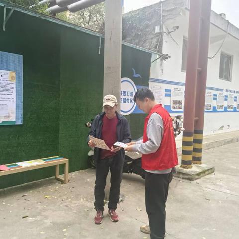 志愿红添彩分类路，共绘家园绿色图