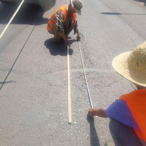 清徐公路管理段使用新材料（网裂修复贴）处理路面病害