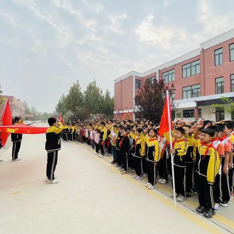 全环境立德树人/东辛店镇万粮张小学举行“争做新时代好队员，中国少年先锋队建队日”活动