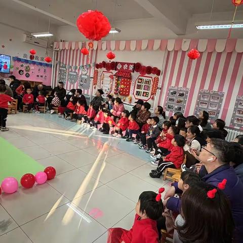 《龙腾虎跃迎新年 家园携手“童”欢乐》西辛幼幼儿园小五班-----新年联欢活动