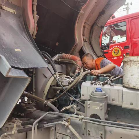 沣京路消防救援站邀请辖区汽修厂对执勤车辆进行维修保养