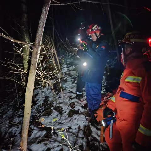 一名登山者徒步八里坪朱雀国家森林公园，迷失后鄠邑大队沣京路站成功获救！