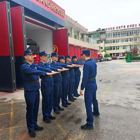 沣京路消防救援站以换装为契机开展队容风纪检查