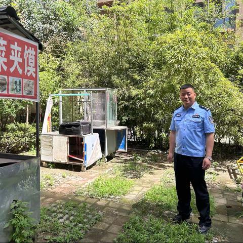 【“三下 聚民心”】民警下社区检查消防安全。