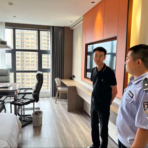【“三下 聚民心”】未央宫所社区民警在辖区酒店检查消防安全。