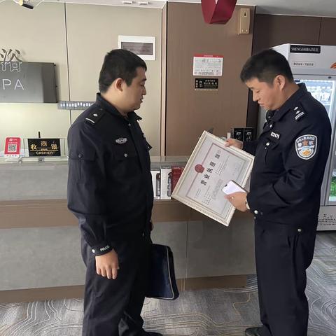 【“三下”聚民心】社区民警深入辖区检查娱乐场所。