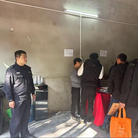 【“三下 聚民心”】未央宫派出所民警对辖区新入住小区进行安全检查。