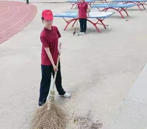 “用我们的一点一滴的小爱，汇成一片爱的海洋。”————中考志愿者活动