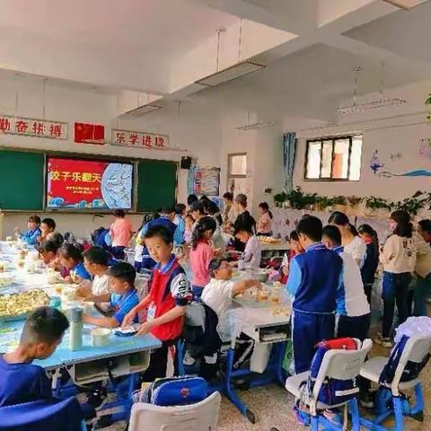 香香饺子味，快乐童年心。记宁湖小学四（8）班校园美食系列之包饺子