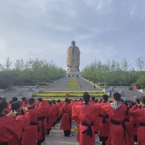 “文化寻根，对话圣贤”——潍坊滨海鲲城学校初中部六七年级走进孔子故里