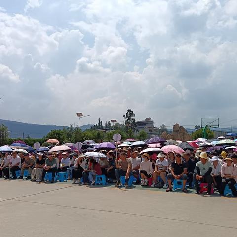 ‌家校齐心携手，共建和谐校园;    师生同心协力，共育幸福生命。           ——大坝山小学2024学年秋季学期家长会