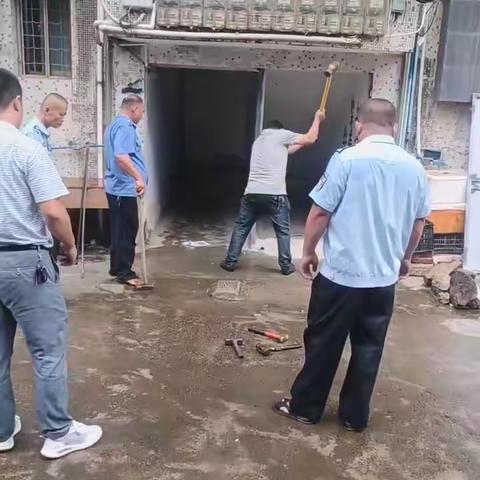 私搭乱建存隐患，依法拆除暖民心——兴隆物业市场办积极推进创文巩卫工作