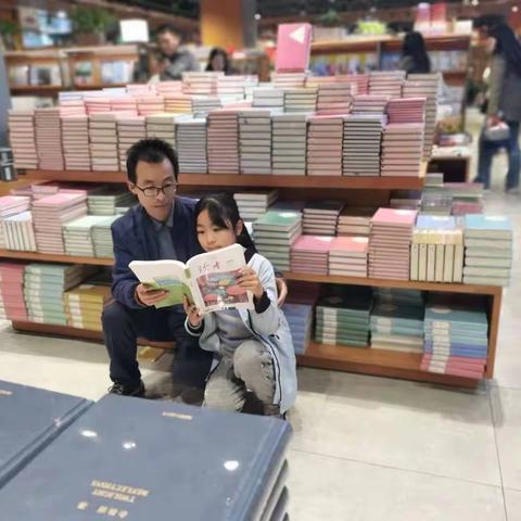 亲子阅读心连心，子女学习兴趣增。