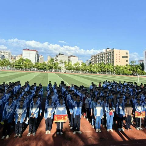 临高中学初二年级举行红领巾争章颁奖仪式暨暑期安全教育活动简报