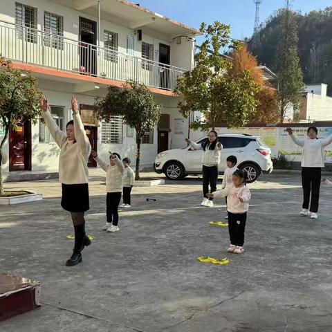 西峡县双龙镇东台子小学开展“阳光大课间”比赛活动 ——多彩大课间 健康伴成长