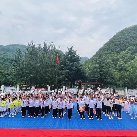 小河镇张良完全小学“学习二十大  争做好队员”新队员入队仪式暨庆“六一”文艺汇演活动