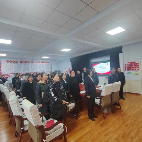 平泉市府前小学党支部举行11月份主题党日活动暨理论学习旁听会