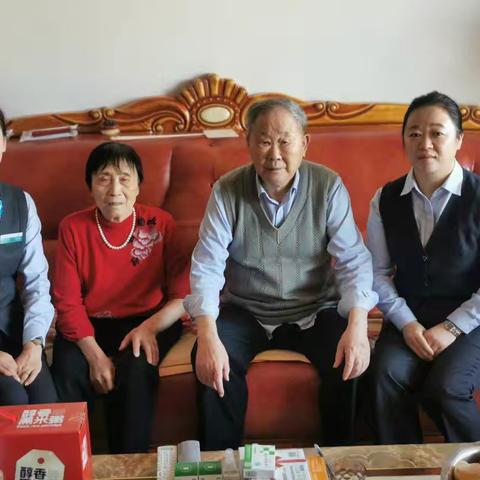 浓情重阳，暖心相伴——塔城兵团分行白杨理财工作室开展重阳节客户关怀活动