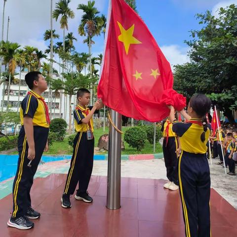 “国旗飘飘 伴我成长” —— 🇨🇳 三（2）班升旗组风采