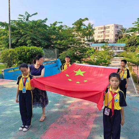 “国旗飘飘 伴我成长” —— 🇨🇳 三（4）班升旗组风采