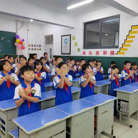桃李颂师恩     歌声传真情 ——英才学校五三班