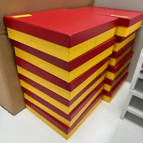 华送公司工会为退休职工制作并颁发“光荣退休”纪念牌