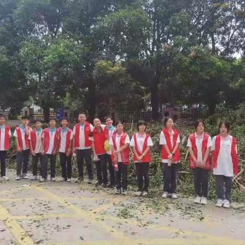 灾后重建家园，一中队员勇担当——— 初二5中队志愿者活动