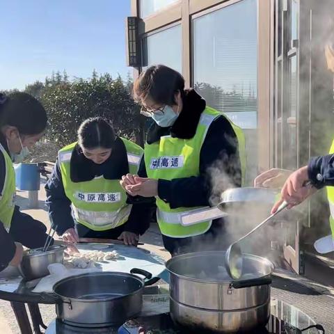 双鹤湖站广场包饺子活动                        —与司乘一起弘扬民俗文化