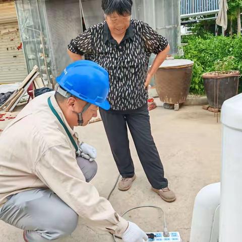 银发余热暖农家——国网睢宁县供电公司岚山供电所退休职工开展安全用电告知服务
