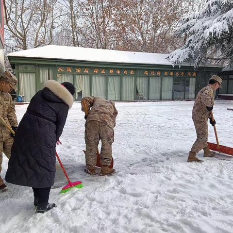 瑞雪落满园，扫雪暖人心——杨根思双拥社区扫雪行动！