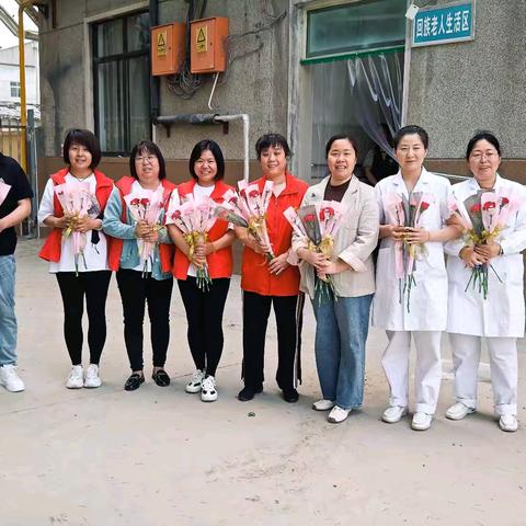 以花传情 爱暖银龄 --佳苑社区开展母亲节慰问活动