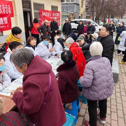 春风送暖学雷锋 贴心服务护银龄——佳苑社区联合医疗单位开展学雷锋志愿服务活动