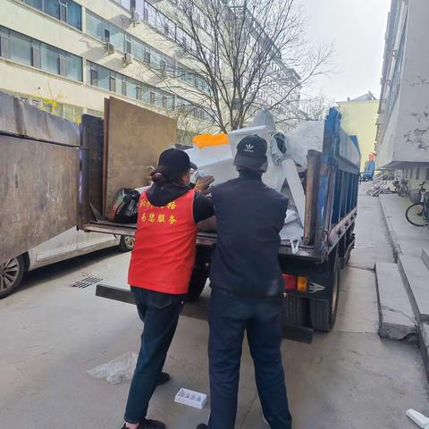 公共楼道堆杂物火灾逃生拦路虎