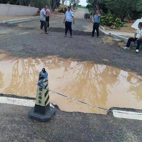 爱岗敬业雨天作业不松懈