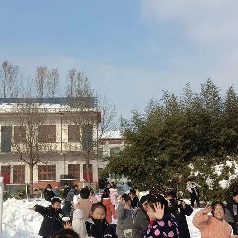 国航希望小学二年级雪中趣-打雪仗