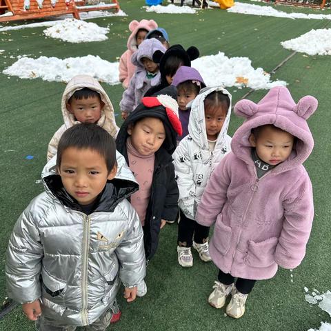 雪后校园 可爱雪人— —经开区北阳幼儿园堆雪人篇