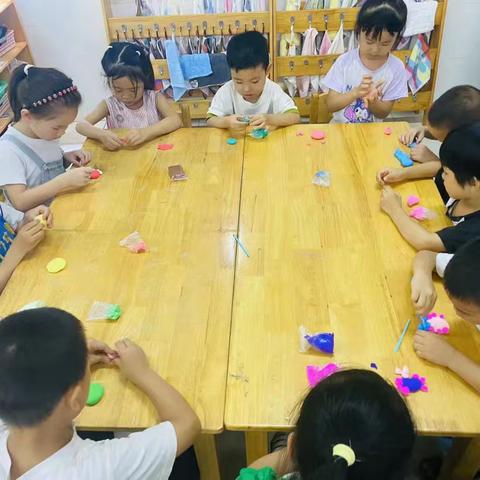 富顺县安和幼稚园大四班九月主题活动【我是大班的哥哥姐姐】