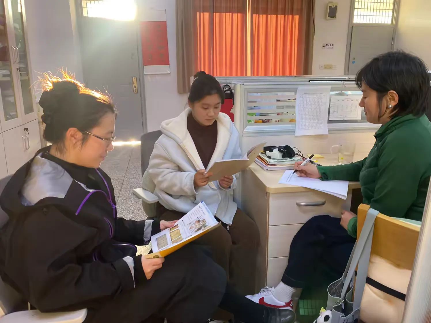 简篇-【灵美龙小·校本教研】“金陵好课堂”:聚焦大单元,共思新美育——龙潭中心小学美术校本研修系列活动(三)