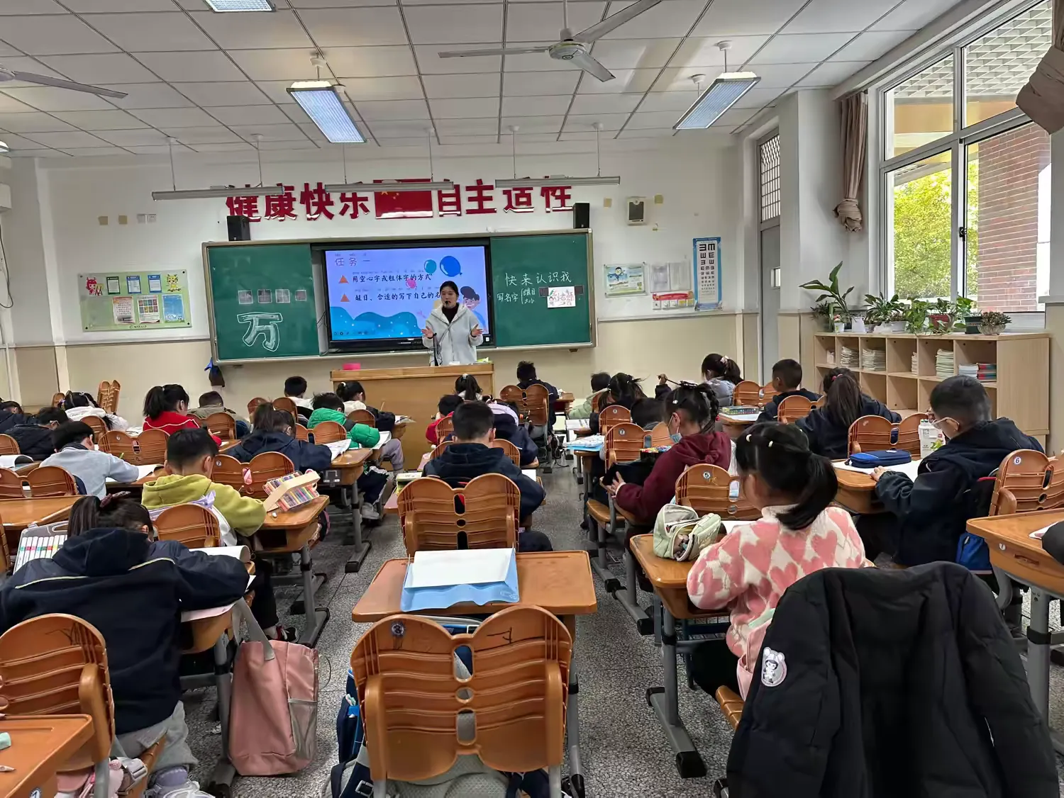 简篇-【灵美龙小·校本教研】“金陵好课堂”:聚焦大单元,共思新美育——龙潭中心小学美术校本研修系列活动(三)