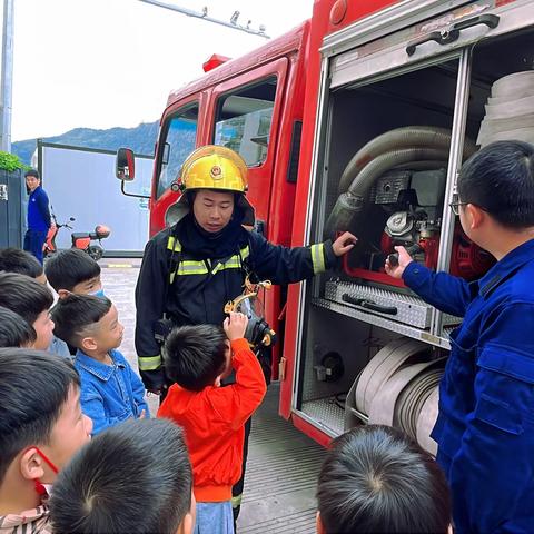 消防“零”距离   安全伴“童”行—白石行知新型公办幼儿园11.9消防日疏散演习