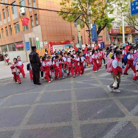 执守志愿岗位，助力校园安全——《兴安小学二年级七班》家长志愿执勤记录实篇。