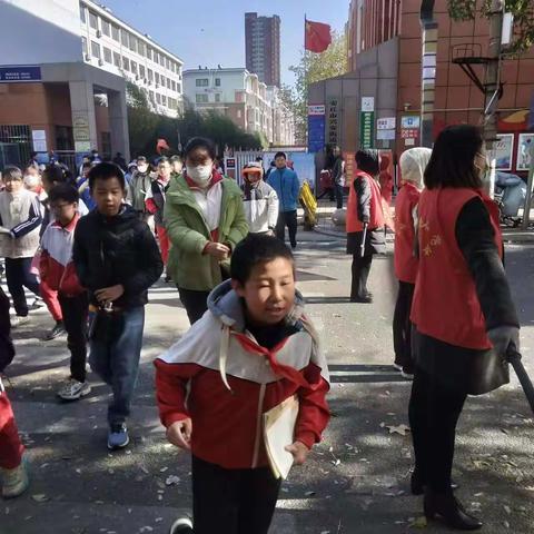 冬季里的温暖一一一兴安小学三年级六班_家长执勤日