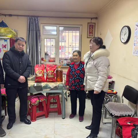 学雷锋 情暖贫困户