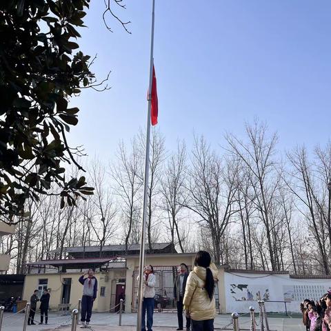 拥抱春天 “植”此青绿——八台镇杨堂小学升旗仪式