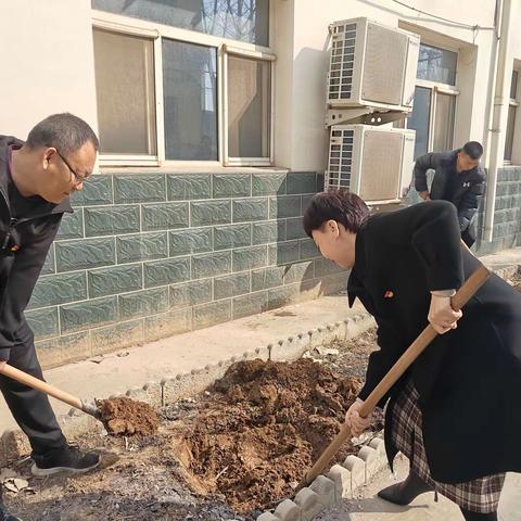 大王店镇中心学校联合党支部开展以“种一棵树苗，绿一方净土”为主题的党日活动