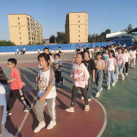 劳动教育结出“硕果累累”-----小记莒县刘官庄镇中心小学学生收花生