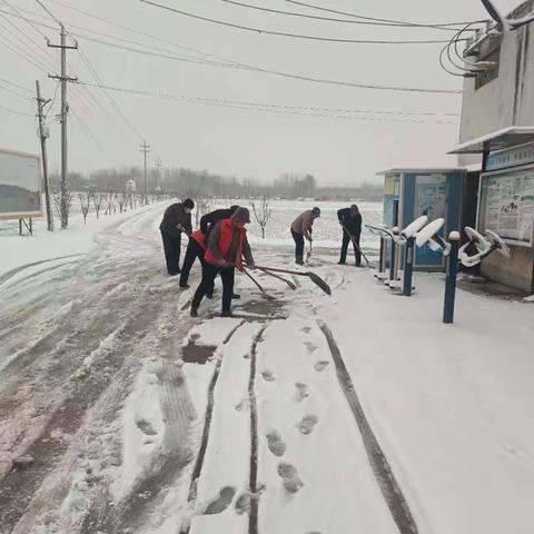 幸福村开展扫雪除冰，暖心过大年志愿活动